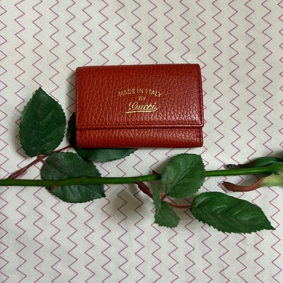 Luxury Gucci Leather Key Case Holder in Red - Picture 1 of 7